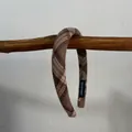 Detalle de diadema acolchada de cuadros marrones con etiqueta hecha a mano - Diadema fina a cuadros café