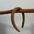 Détail du serre-tête en tissu kaki avec étiquette faite main sur une branche - Serre-tête fin vert matcha