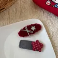 Nahaufnahme von handgefertigtem rotem Schleifen-Haarclip und Filzstern-Zubehör - Roter Plüsch Stern Haarspange