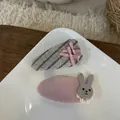 Detail von rosa Samt-Hasen-Clip und grauen Schleifen-Haarnadeln in Keramikschale - Grau-Rosa Schleifen-Hasen-Haarspange