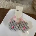 Détail de chouchous en forme d'étoile avec rayures grises et accents de perles roses - Élastique à Cheveux Étoile à Perles
