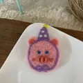 Detail der rosa Filzbrosche als Schweinchen mit lila Geburtstagshut auf weißem Teller - Rosa Schweinchen Brosche