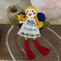 Dettaglio di bambola in feltro fatta a mano con trecce gialle e vestito a fiori su cesto - Ciondolo Bambola Fata Vestito Bianco
