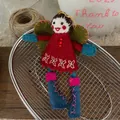 Dettaglio della bambola angelo in feltro di lana fatta a mano con vestito rosso e ali verdi - Ciondolo Bambola Fata Vestito Rosso