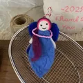 Dettaglio di un ciondolo artigianale in feltro di lana con catena di perline rosa - Ciondolo Bambola Fata Ali Blu