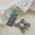 Détails de barrettes à carreaux avec dentelle délicate et nœud en tissu bleu doux - Nœud Froncé Bleu
