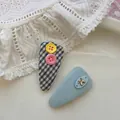 Détails des barrettes à carreaux avec boutons colorés et petit chien doré en métal - Bouton Plaid Triangle Bleu