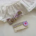 Détail de pinces à cheveux à carreaux avec dentelle blanche et bouton violet - Bouton Nœud Plaid Violet