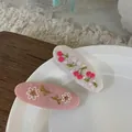 Detailansicht der handgefertigten Blumen- und Kirschstickerei auf Baumwoll-Haarspangen - Rosa-Beige Kirsche Bestickter Clip
