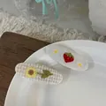 Dettagli ricamati di girasole e fragola su eleganti fermagli per capelli in tessuto - Clip Ricamata Fragola Beige