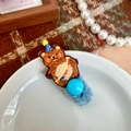Dettaglio del fermaglio per capelli orsetto con ricami e morbida ecopelliccia - Clip Orso con Cappello di Compleanno Blu