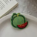 Detail von handgefertigter Haarspange mit Wassermelone Stickerei und glänzenden roten Perlen - Wassermelonen-Haarspange