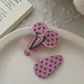 Gros plan sur la broderie cerise et le motif floral des barrettes en tissu pour filles - Set Floral et Cerise / Ensemble deux pièces / Set de Pinces Cerise Florale et Goutte