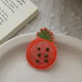 Detail einer bestickten Ananas-Haarklammer mit 3D-Perlen auf einem Keramiktablett - Ananas-Haarspange