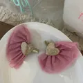 Dettaglio di fermagli per capelli in tulle rosa con cuori dorati su piatto di ceramica - Coppia Cuore Rosa Glitter