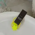 Détail d'élastiques étoiles jaune vif sur carton noir pour coiffures d'enfants - Jaune Fluorescent Étoile