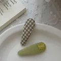 Détails de barrettes à carreaux en tissu marron et vert sur une assiette blanche - Clip BB à Carreaux Verts
