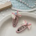 Detail von rosa gepunkteten Haarspangen mit cremefarbenen Spitzenbögen und Strass - Rosa