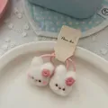 Dettaglio di elastici per capelli a forma di coniglio in peluche bianco con ricamo rosa - Elastico per Capelli Coniglio con Pizzo