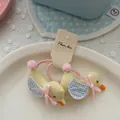 Dettaglio degli elastici per capelli a forma di anatra gialla con pizzi e fiocchi - Elastico per Capelli Anatra con Pompon