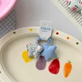 Gros plan sur des élastiques à cheveux en forme d'étoile fleurie et bleue dans un plat - Élastique Étoile Bleue