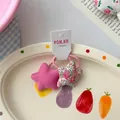 Détail de deux pinces à cheveux en tissu en forme d'étoile sur carte décorative - Élastique Étoile Rose