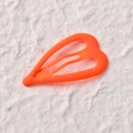 Fermaglio per capelli a cuore arancione neon con finitura opaca su sfondo bianco - Arancione Fluorescente