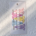 Cinq barrettes papillon aux couleurs macaron sur une carte de présentation blanche - Style Fleur Papillon