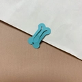 Hellblauer Metall-Haarclip in Knochenform für Haustiere und Kinder mit mattem Finish - Hellblau