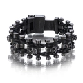 Détail des crânes en acier inoxydable sur le bracelet en cuir tressé pour homme - 18cm