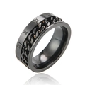 Detalle de anillo giratorio de acero negro con cadena incrustada y números romanos grabados - US 8 / Negro