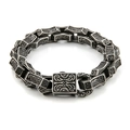 Detailaufnahme von Herren-Edelstahlarmband im Vintage-Stil mit gravierten Stammesmustern - Oxidiertes Schwarz