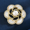 Elegante spilla a camelia con petali di conchiglia, perla centrale e accenti di zircone - Bianco