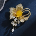 Eleganter goldener Blumenbrosche mit gelbem Bernstein und Zirkon-Quasten auf blauem Grund - Gelb