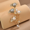 Elegante spilla a foglia di ginkgo dorata con perle d'acqua dolce e zirconi lucenti - Foglia di Ginkgo Perla d'Acqua Dolce