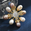 Eleganter Gold-Blumenbrosche mit natürlichen Süßwasserperlen und Zirkonia für Damen - Sternenlicht