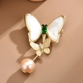Elegante broche de mariposa dorada con alas de nácar, gema verde y perla rosa - Blanco
