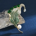 Broche élégante en feuille dorée avec zircons verts et perle sur velours bleu - Vert