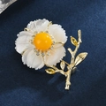 Spilla a fiore in conchiglia naturale con agata gialla e placcatura oro su velluto - Fiore in Conchiglia con Perla Effetto Cera d'Api