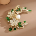 Eleganter Blumen-Anstecknadel mit grünem Zirkon und Perle in eleganter Halbmond-Form - Grün