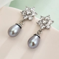 Elegante S925 Silber Perlenohrringe mit zirkonbesetzter Blume auf weichem Hintergrund - Schwarz