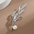 Elegante broche de plata con diseño de trigo, cristales de circonita y una perla blanca - Plateado