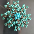 Élégante broche branche dorée avec perles bleu turquoise radieuses et centre floral - Émeraude
