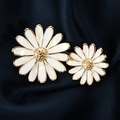 Elegante broche de margarita de esmalte blanco y metal dorado sobre seda azul marino - Blanco-Margarita