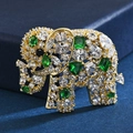 Elegante spilla a elefante d'oro con zirconi cubici verdi e bianchi su velluto blu scuro - Verde