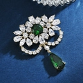 Spilla a fiore vintage in oro con cristallo verde smeraldo e ciondolo a goccia in zircone - Verde