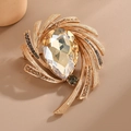 Elegante spilla dorata con grande cristallo a goccia e dettagli a spirale in micro-pave - Cristallo Giallo