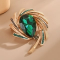 Elegante spilla dorata con grande cristallo a goccia color smeraldo e strass verdi brillanti - Cristallo Verde