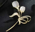Detail der Tulpenbrosche mit goldenem Metall, weißen Katzenaugensteinen und Zirkonia - Kupfer Zirkonia Stil