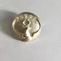 Vintage Brosche mit goldenem Phönix-Relief und eleganter matter Metalloberfläche - Gold